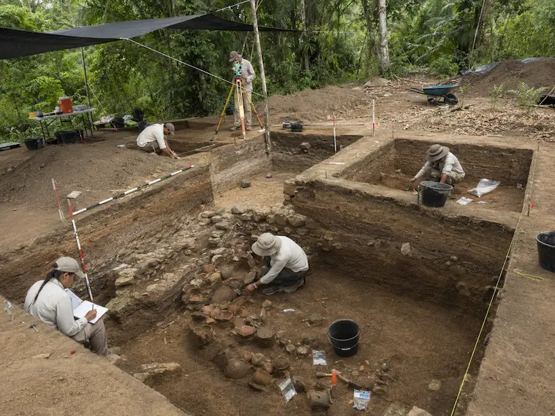 Excavación arqueológica controlada con varias unidades de trabajo y registro técnico