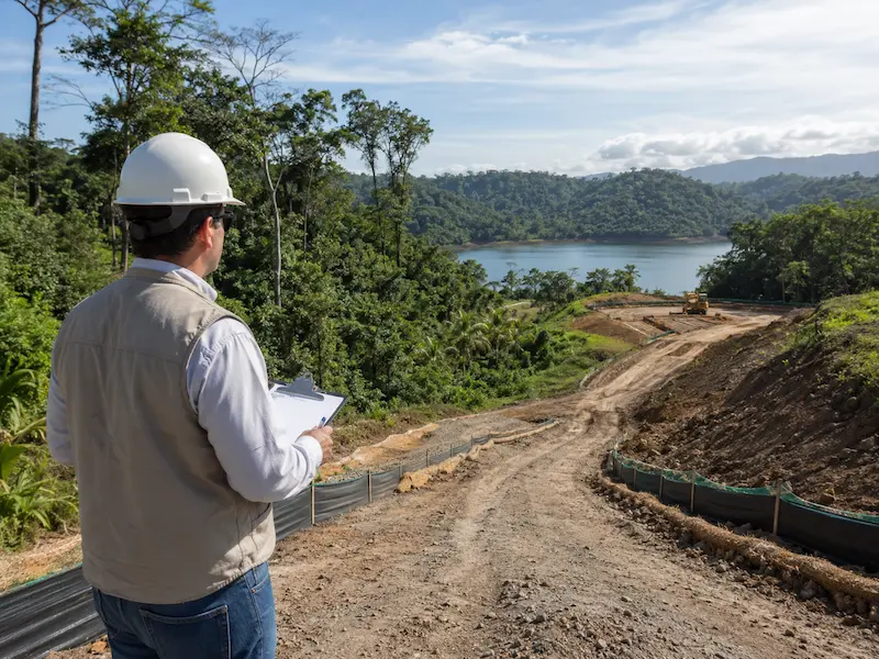 Responsable ambiental registrando información técnica en campo
